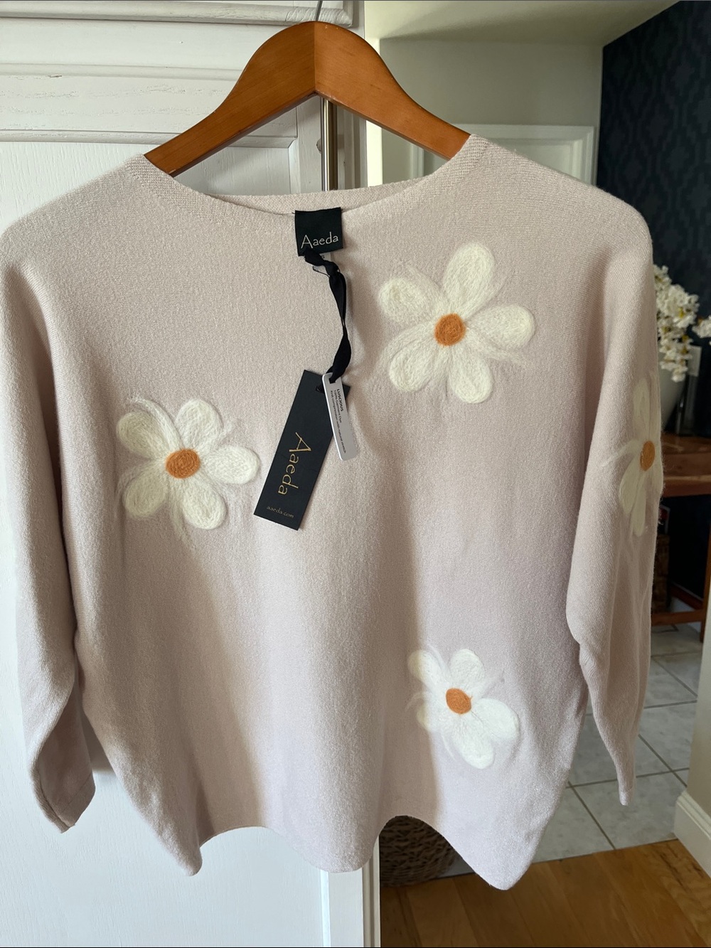 Aaeda Women's Cream Daisy Appliqué Crew Neck Sweater